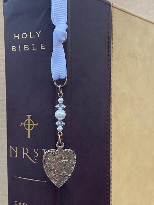 First Holy Communion Bookmark Gift, Heart with Eucharist Symbols, Bible Bookmark, 1st Communion, Swarovski Pearls and Crystals, White Ribbon